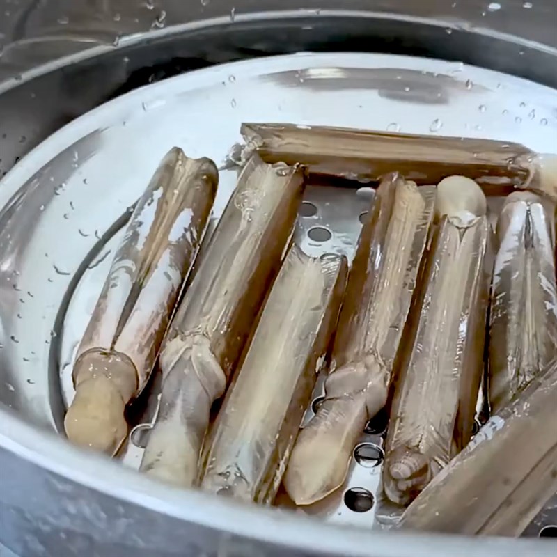 Step 1 Prepare and steam the razor clams Stir-fried razor clams with water spinach noodles