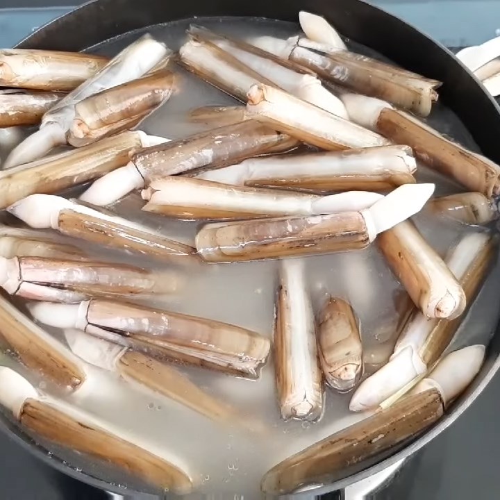 Step 4 Prepare and boil razor clams Stir-fried razor clams with vegetable noodles