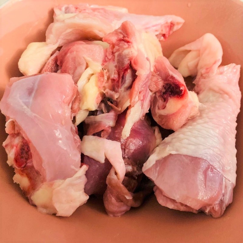 Step 1 Prepare and marinate chicken for old chicken hotpot with green pepper mushrooms