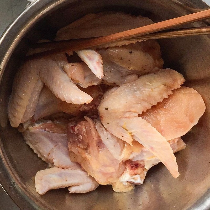 Step 1 Prepare and marinate the chicken H&S spicy fried chicken