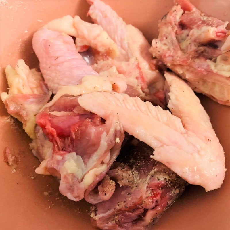 Step 1 Prepare and marinate chicken for old chicken hotpot with green pepper mushrooms