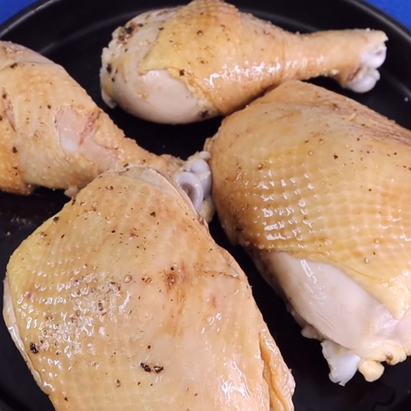 Step 2 Preliminary preparation and marinating chicken for pan-fried chicken noodles