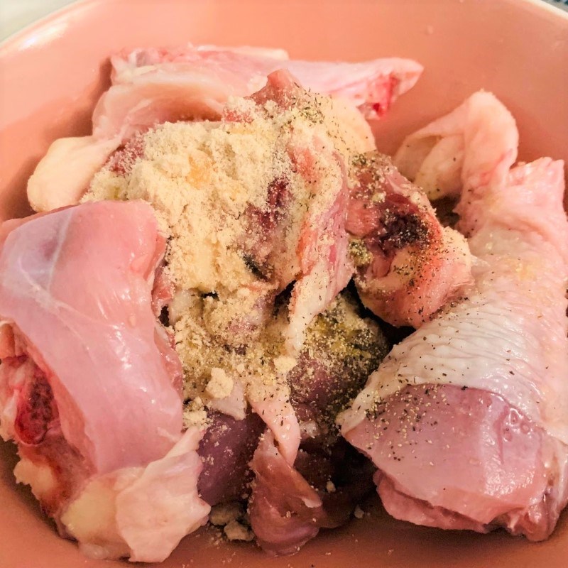 Step 1 Prepare and marinate chicken for old chicken hotpot with green pepper mushrooms