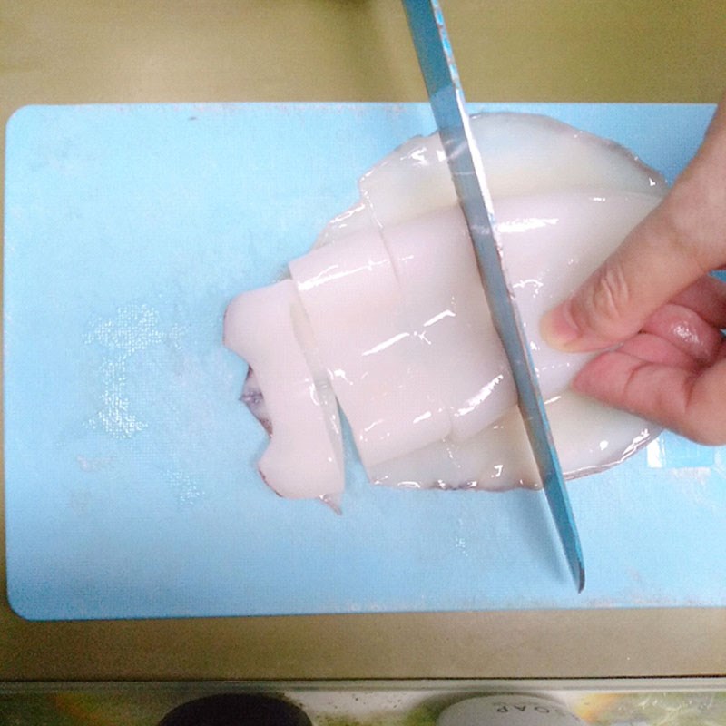 Step 1 Prepare and marinate squid Squid steamed with betel leaves