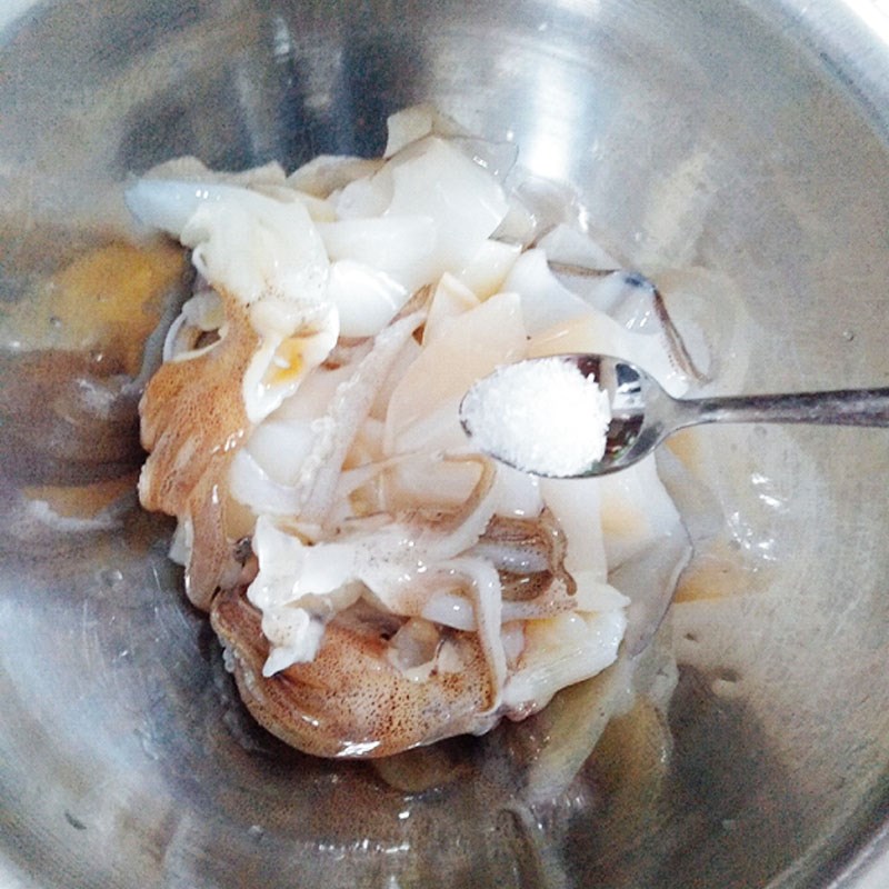 Step 1 Prepare and marinate squid Squid steamed with betel leaves