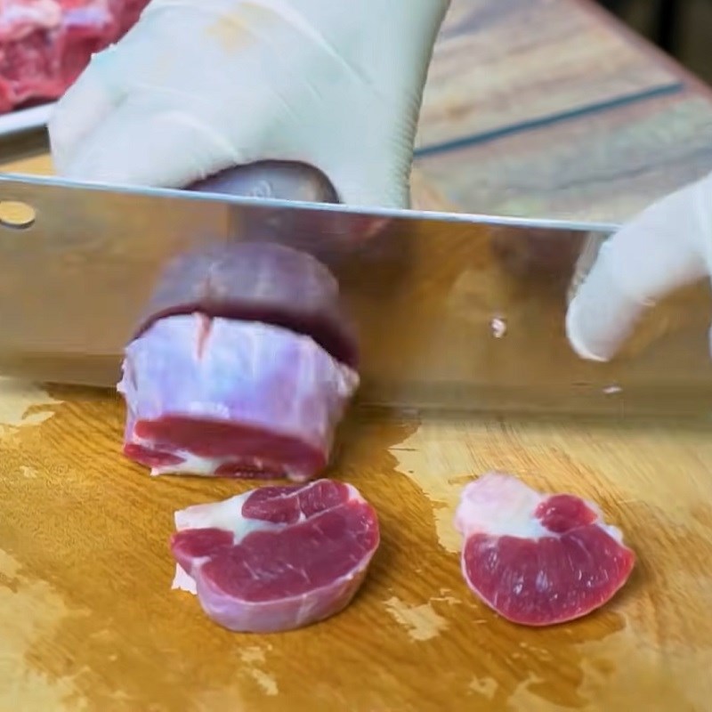 Step 2 Prepare and marinate the beef for beef stew with beans