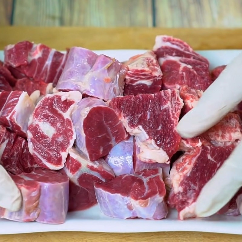 Step 2 Prepare and marinate the beef for beef stew with beans