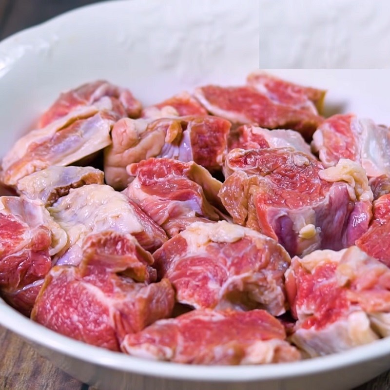 Step 2 Prepare and marinate the beef for beef stew with beans