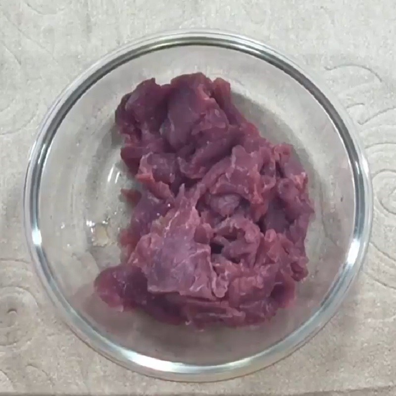 Step 1 Prepare and marinate the beef Stir-fried Beef with Garlic and Celery