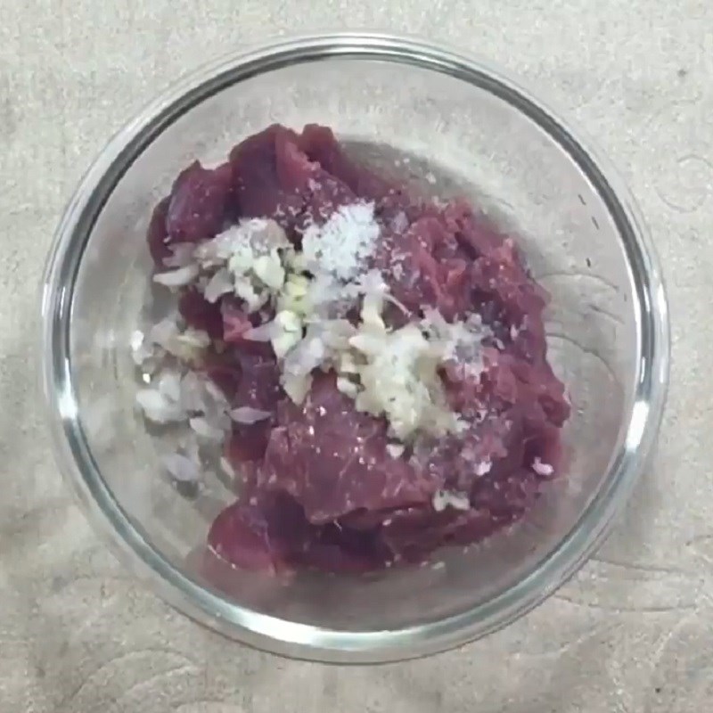 Step 1 Prepare and marinate the beef Stir-fried Beef with Garlic and Celery