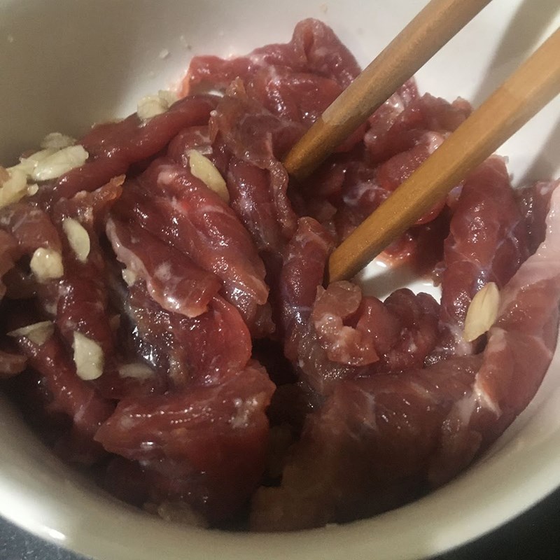 Step 1 Prepare and marinate beef for cabbage beef soup