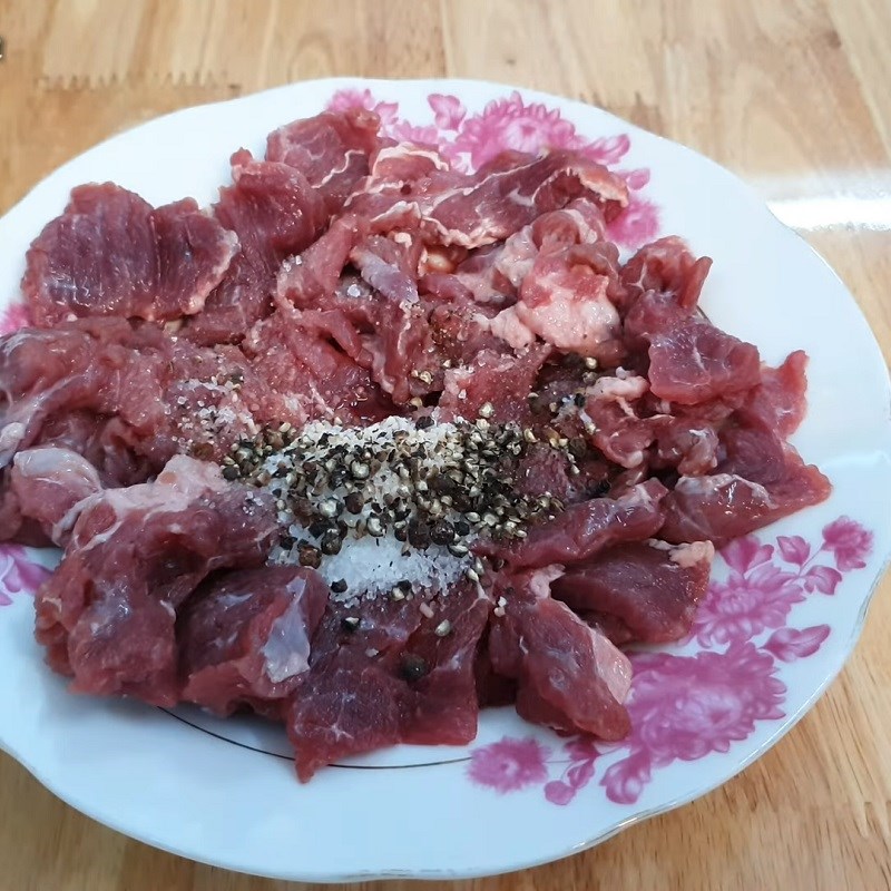 Step 1 Prepare and marinate buffalo meat Braised Buffalo Meat with Pepper