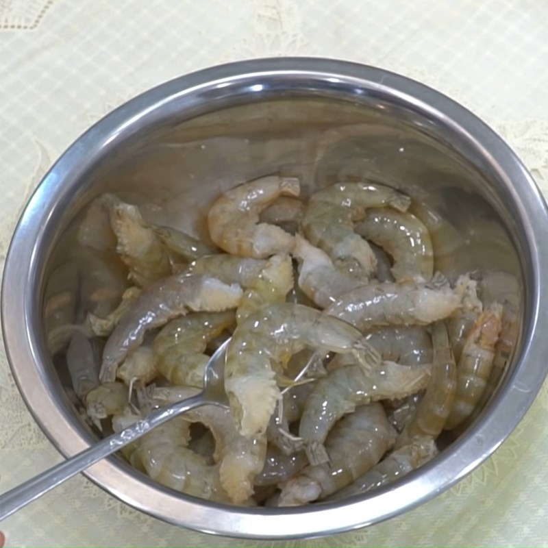 Step 2 Prepare and Marinate the Shrimp Phu Chiem Quang Noodles