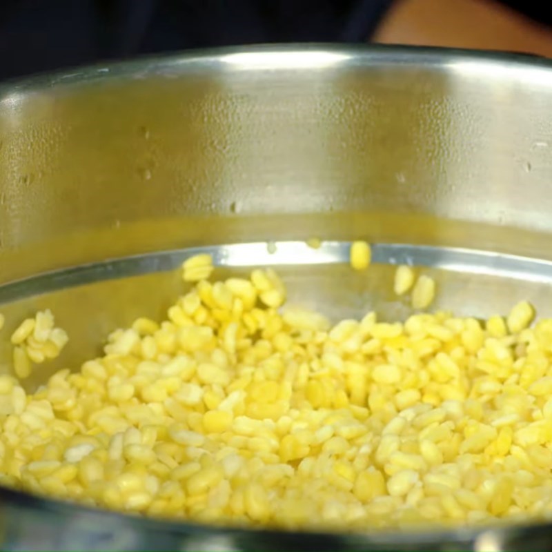 Step 2 Prepare and grind mung beans Sticky rice with mung beans
