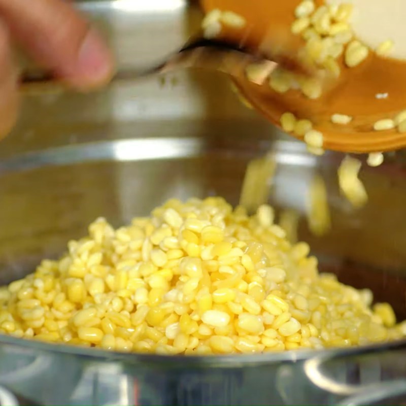 Step 2 Prepare and grind mung beans Sticky rice with mung beans