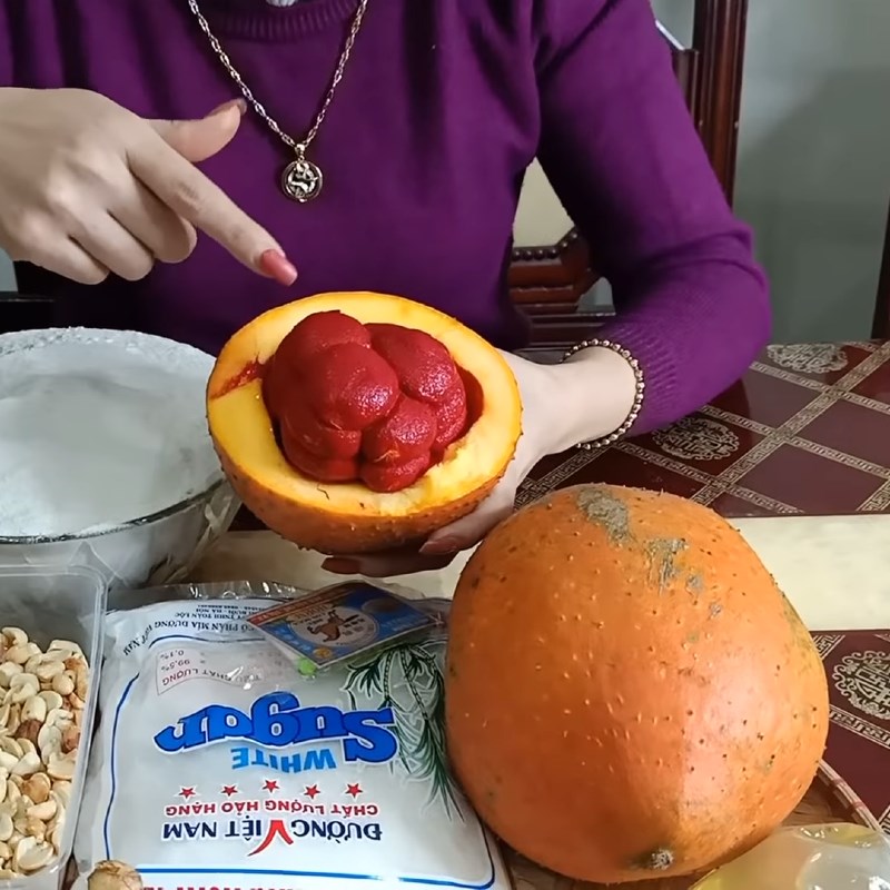 Step 1 Prepare and grind the gac Gac sticky rice cake