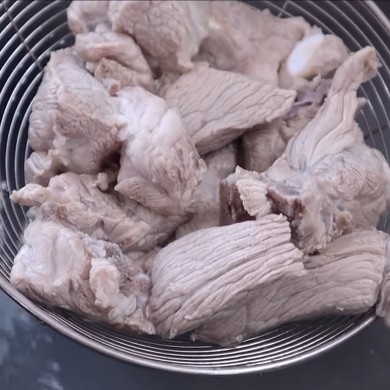 Step 1 Prepare the pork bones Fried Chicken Noodles using a pan