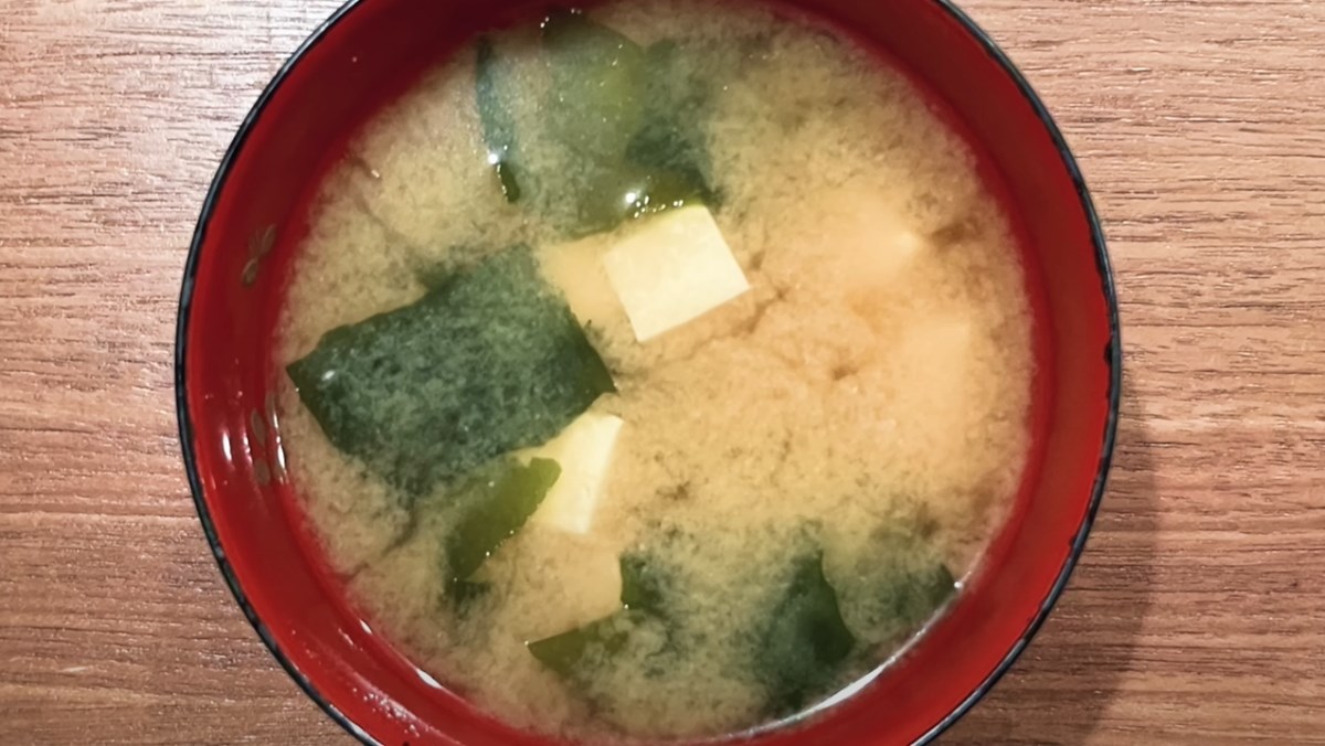 6 Simple Ways to Cook Miso Soup for a Light Japanese Meal 2 Miso soup with tofu and seaweed