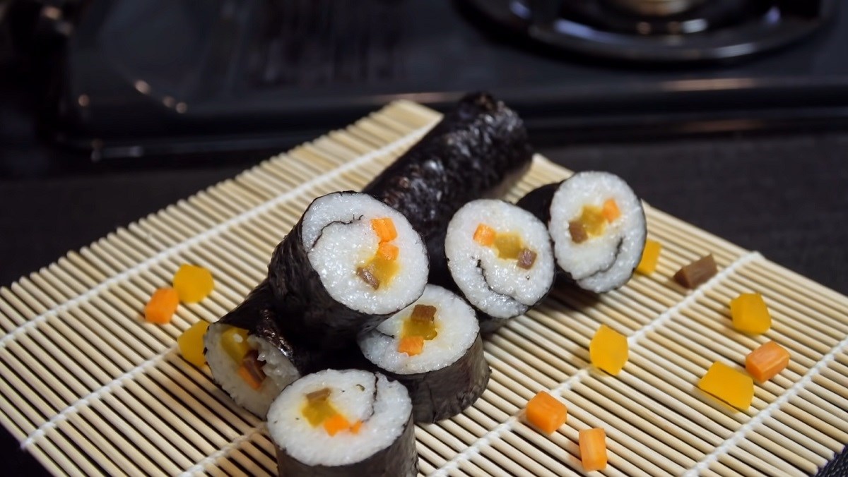 Vegetarian sushi with burdock and pickled vegetables
