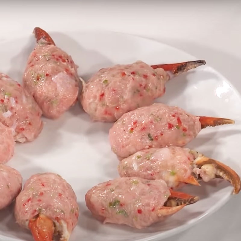 Step 3 Shape the crab claws with sausage Fried crab claws with sesame mayo sauce