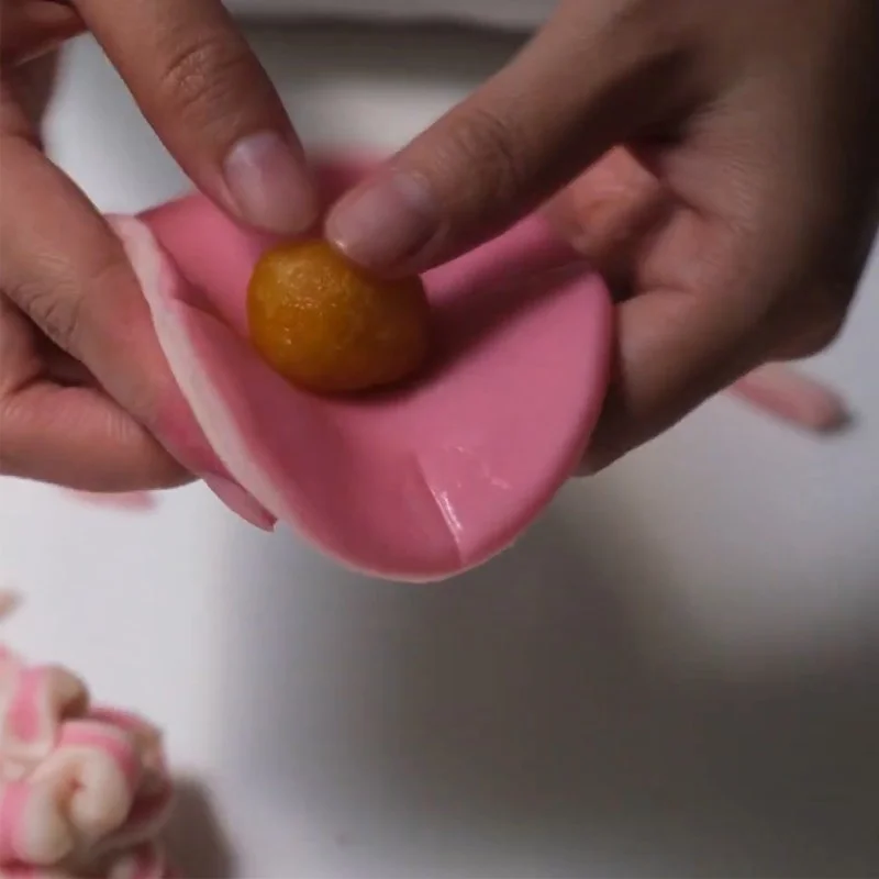 Step 4 Shape the lotus flower Lotus flower cake