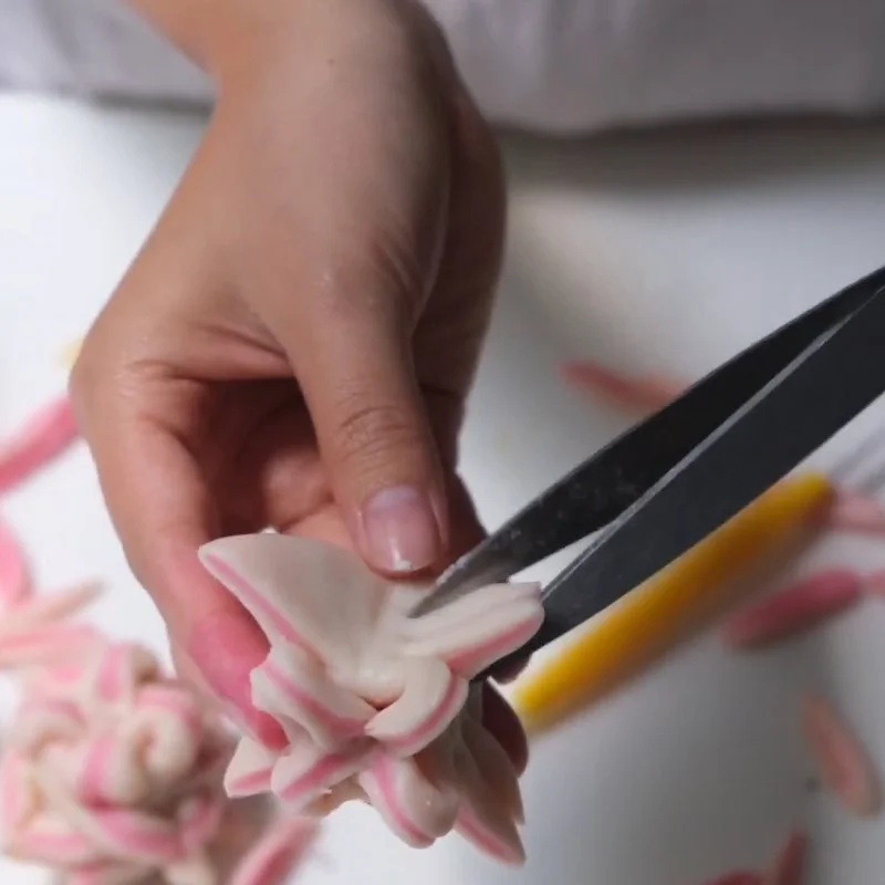 Step 4 Shape the lotus flower Lotus flower cake
