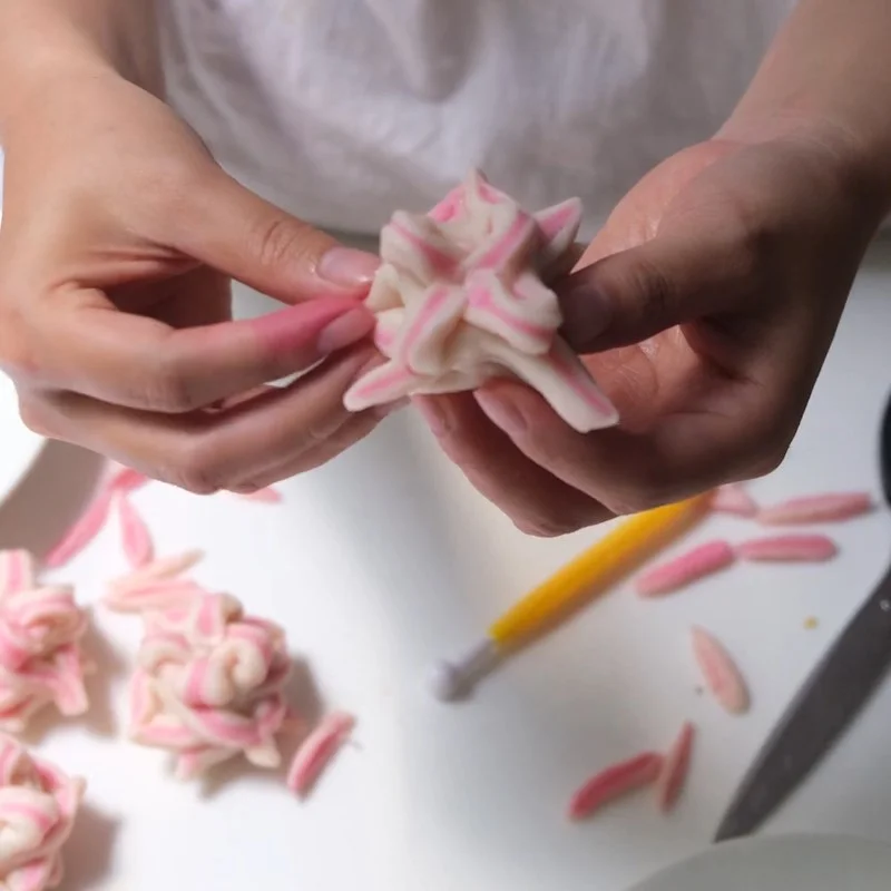 Step 4 Shape the lotus flower Lotus flower cake