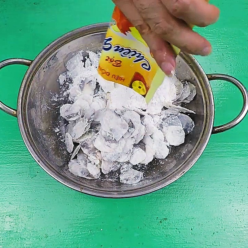 Step 2 Coating fish scales Fish scales fried crispy