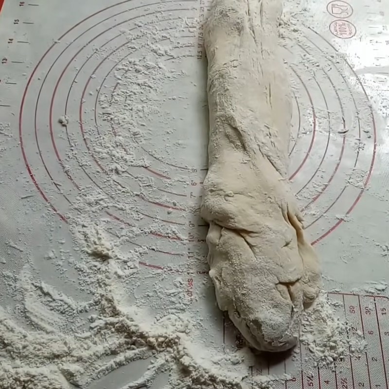 Step 3 Coating with sesame and rolling the dough for hollow cake