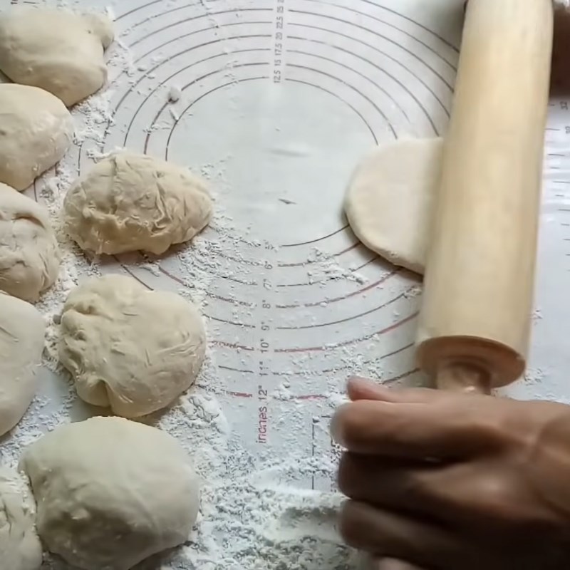 Step 3 Coating with sesame and rolling the dough for hollow cake