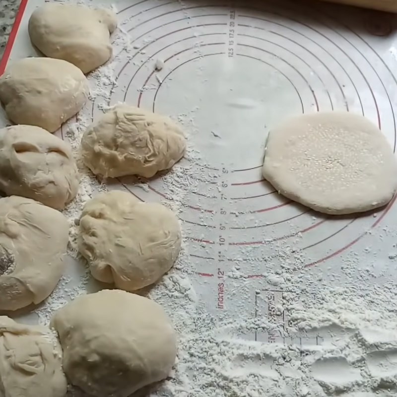 Step 3 Coating with sesame and rolling the dough for hollow cake