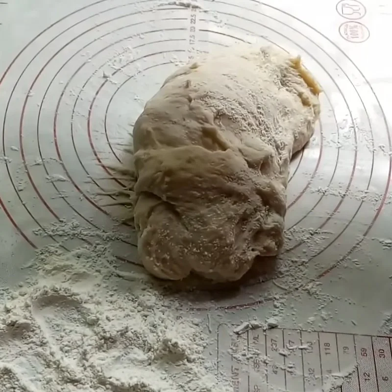 Step 3 Coating with sesame and rolling the dough for hollow cake