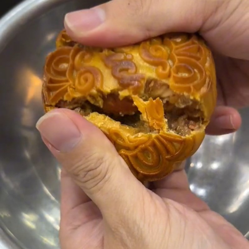 Step 1 Mash the mooncake Chao Cake from Mooncake