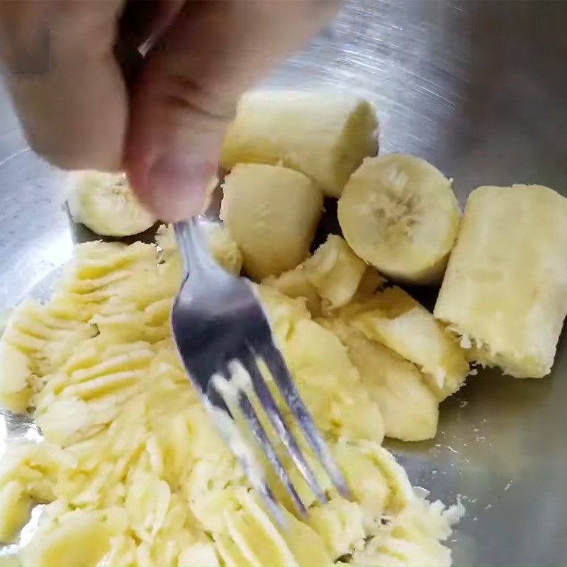 Step 1 Mash the bananas Yogurt Banana Cake using an air fryer