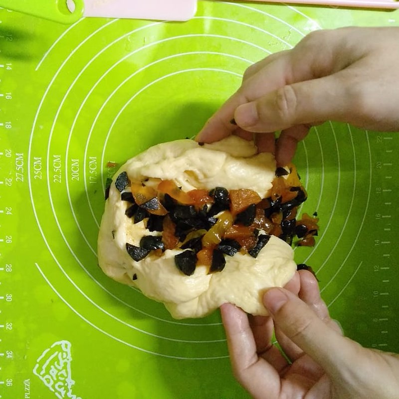 Step 3 Shape the bread and proof the dough for the second time Dried fruit jam bread