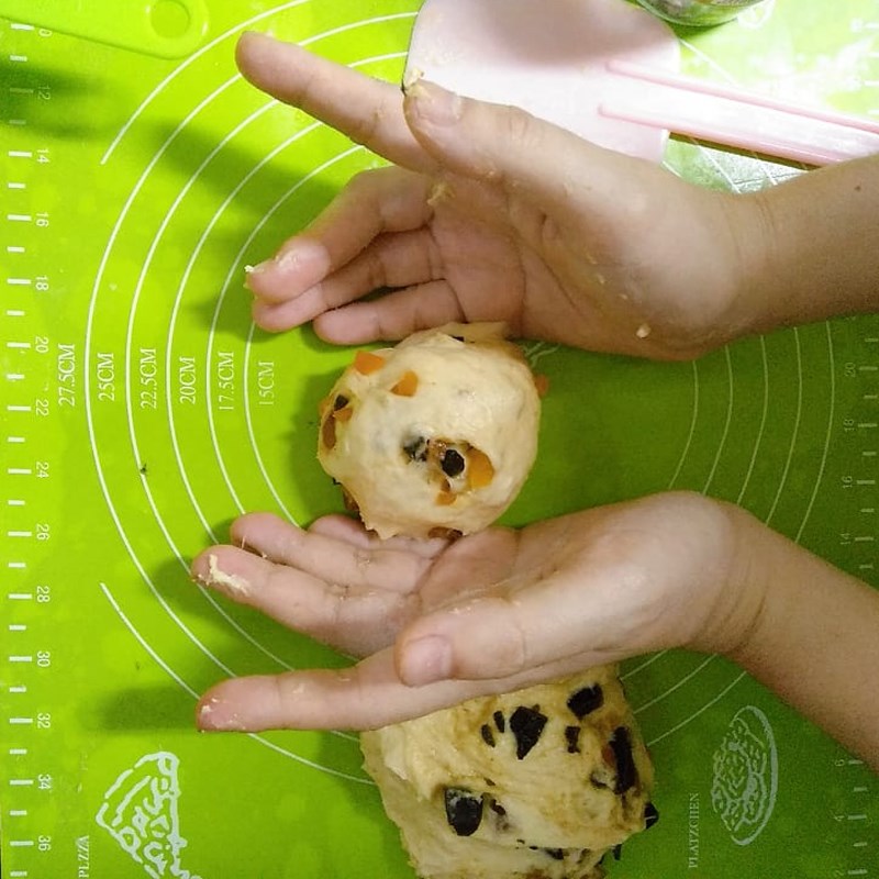 Step 3 Shape the bread and proof the dough for the second time Dried fruit jam bread