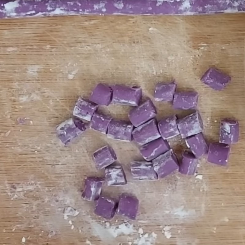Step 3 Shaping the tapioca balls of purple sweet potato tapioca