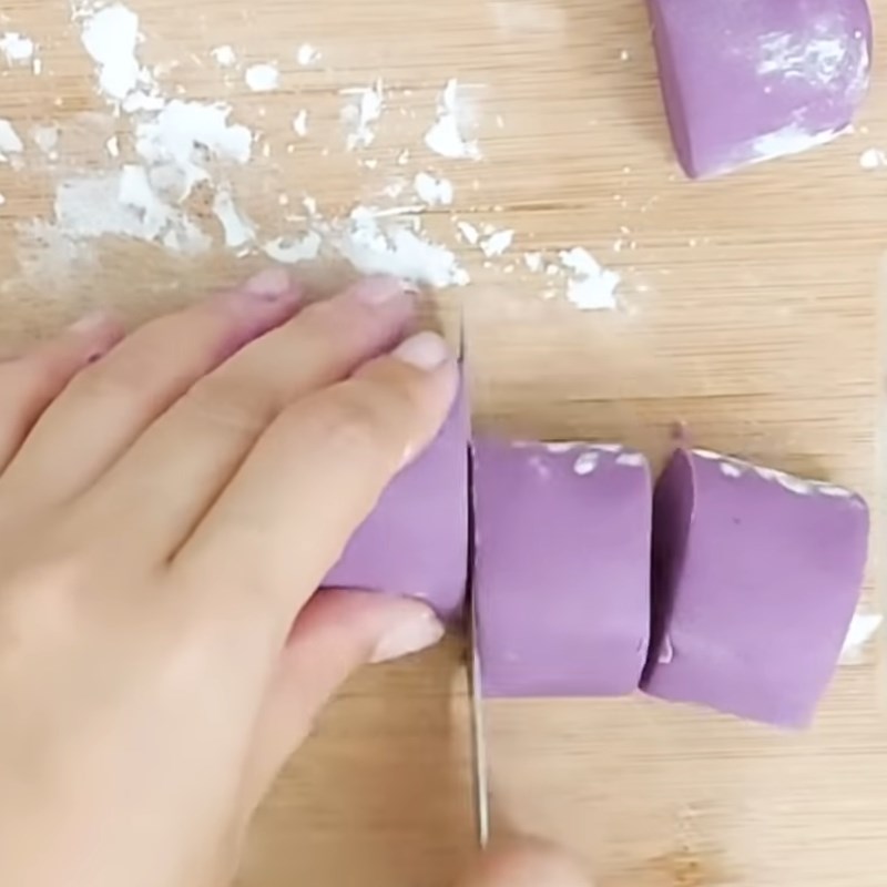 Step 3 Shaping the tapioca balls of purple sweet potato tapioca