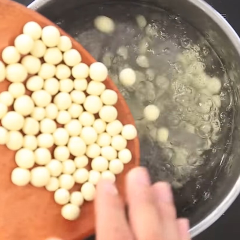 Step 3 Shaping and boiling sweet potato tapioca pearls
