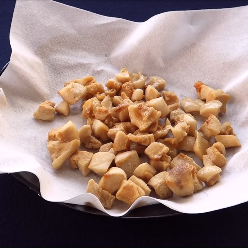 Step 2 Fry the pork fat with garlic chili sauce