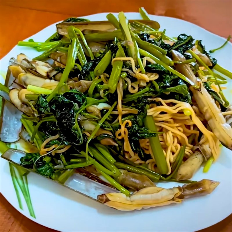Step 5 Final product Stir-fried razor clams with noodles and water spinach