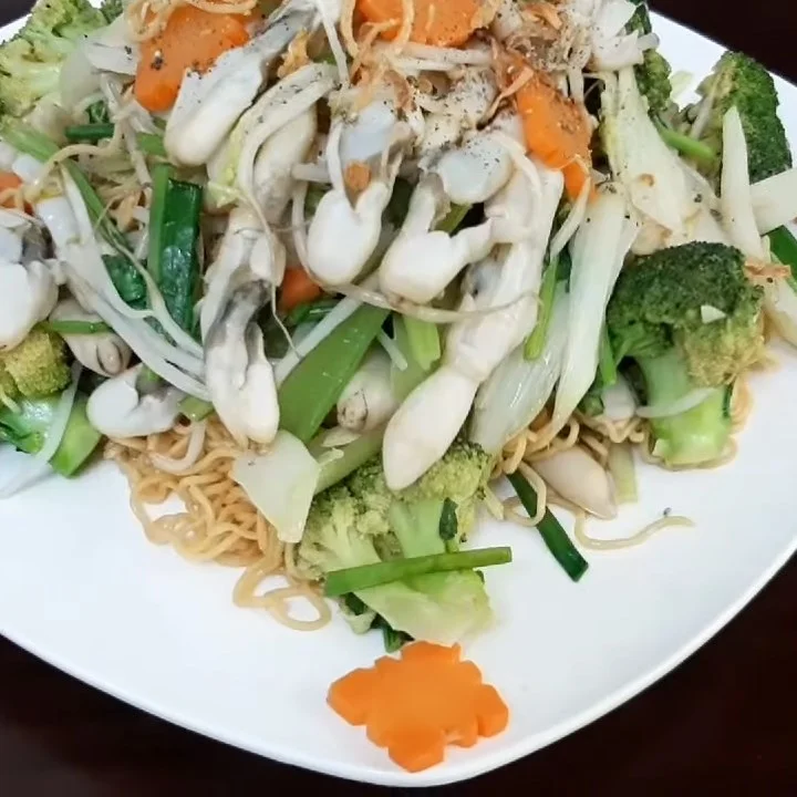 Step 6 Final Product Stir-fried Noodles with Razor Clams and Vegetables