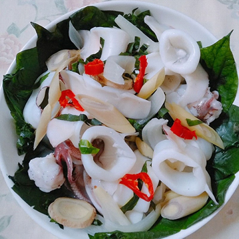 Step 4 Finished product of steamed squid with young betel leaves