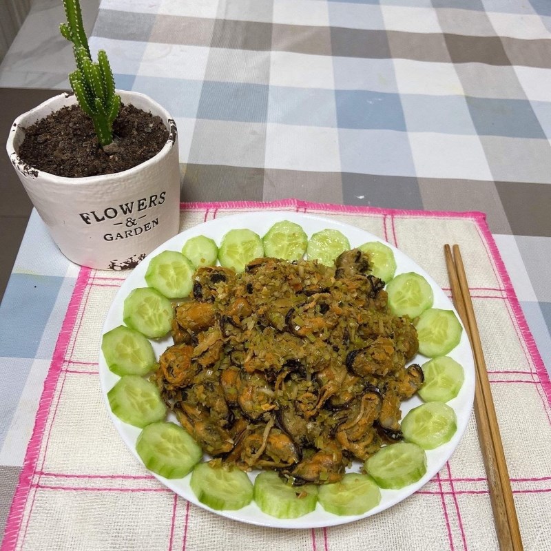 Step 4 Finished Product Stir-fried Green Mussels with Lemongrass and Chili