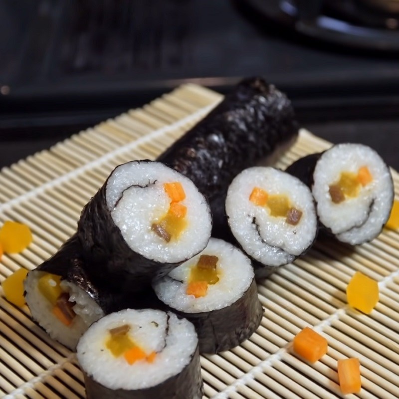 Step 3 Finished product Vegetarian Sushi with burdock and pickled vegetables