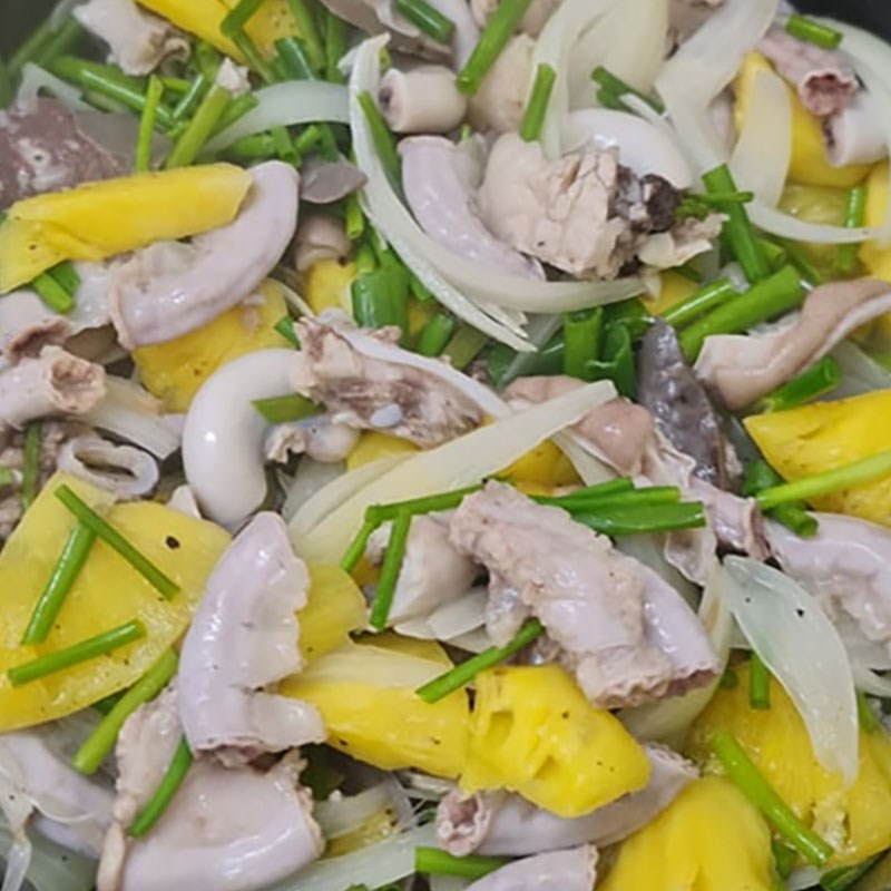 Step 3 Final Product Stir-fried pig intestines with pineapple