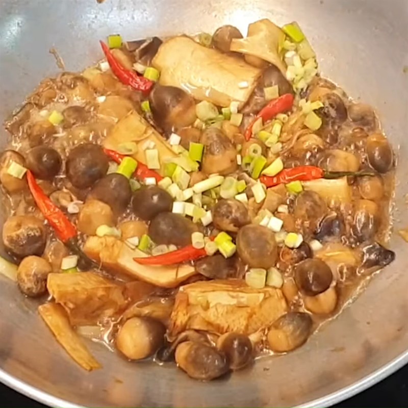 Step 4 Finished Product Coconut heart braised with mushrooms