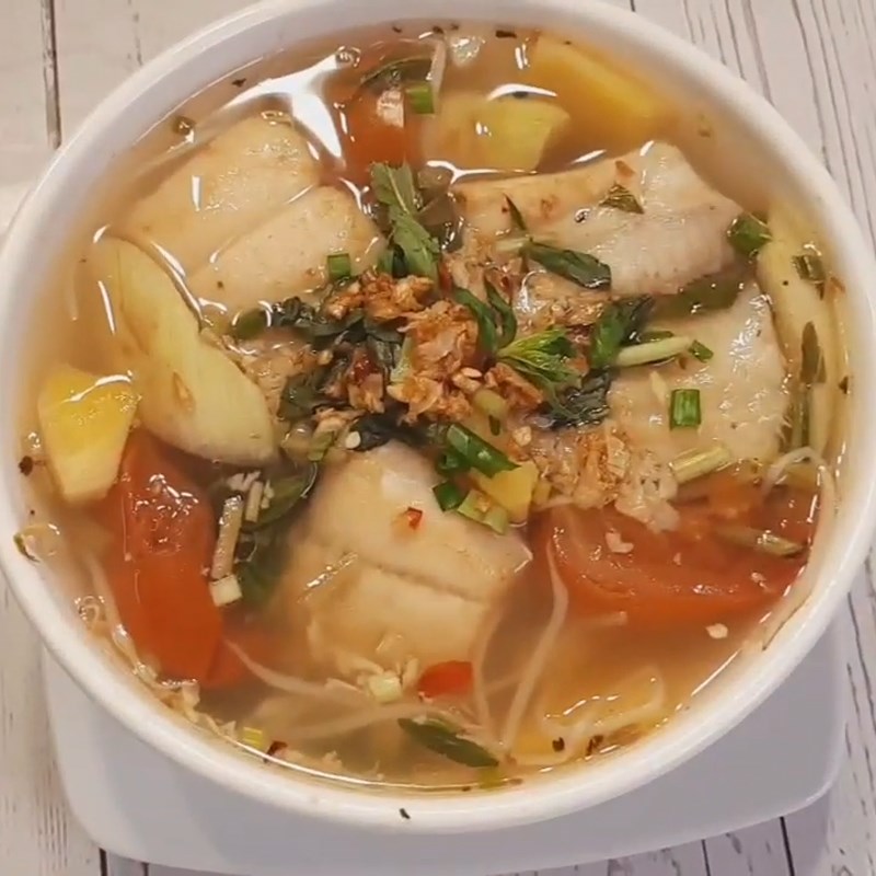 Step 4 Finished product of sour soup with dried fish and shredded banana