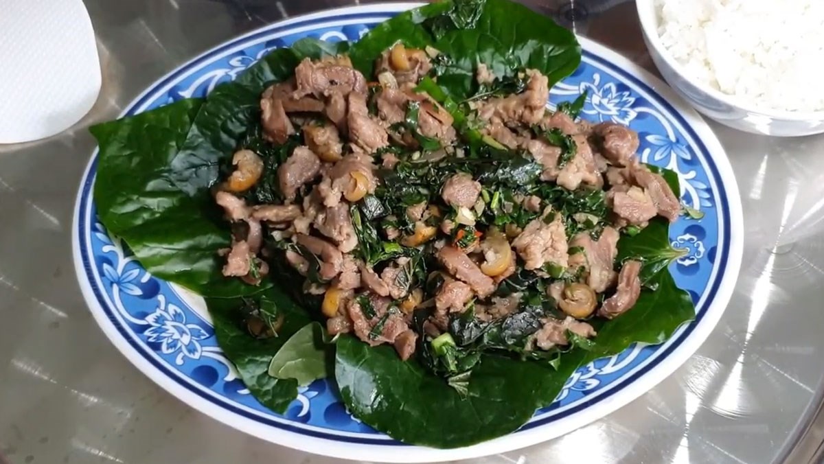 Delicious and Aromatic Stir-Fried Goat Meat with Wild Betel Leaves for the Whole Family 2 Stir-fried goat meat with betel leaves