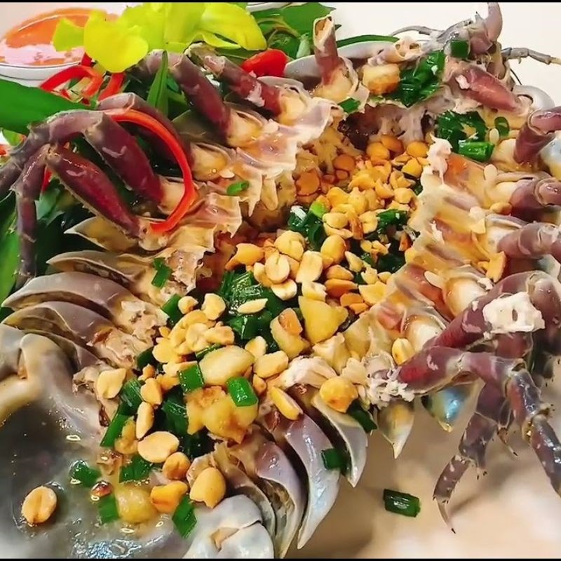 Step 5 Presentation Sea bugs grilled with onion oil